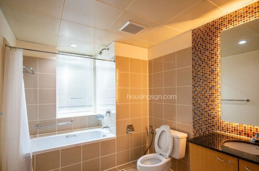 030307 | DELUXE APARTMENT FOR RENT IN INDOCHINE PARK TOWER, DISTRICT 3 - BATHROOM
