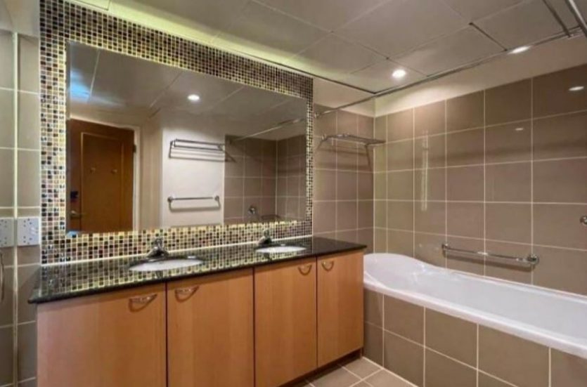 030308 | PENTHOUSE WITH PRIVATE GARDEN IN INDOCHINE PARK TOWER, DISTRICT 3 - BATHROOM