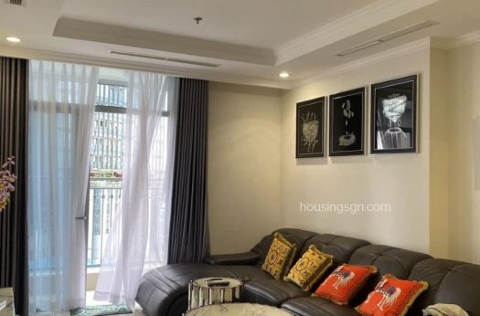 010330 | LUXURY 3-BEDROOM APARTMENT IN VINHOMES CENTRAL PARK, DISTRICT 1 - LIVING ROOM