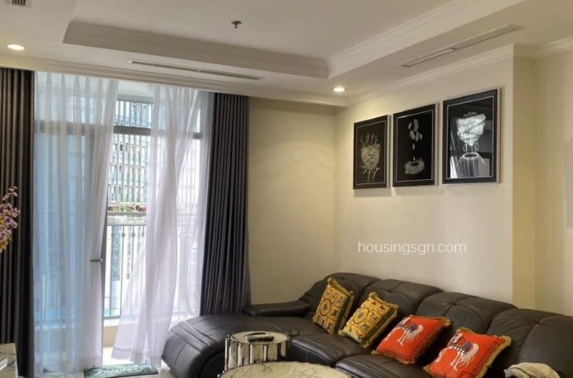 010330 | LUXURY 3-BEDROOM APARTMENT IN VINHOMES CENTRAL PARK, DISTRICT 1 - LIVING ROOM