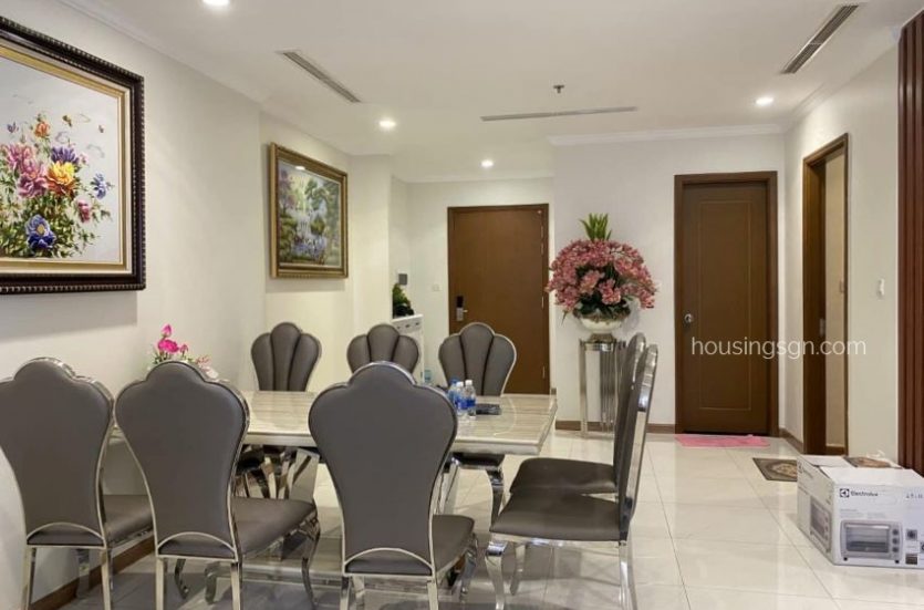 010330 | LUXURY 3-BEDROOM APARTMENT IN VINHOMES CENTRAL PARK, DISTRICT 1 - DINING TABLE