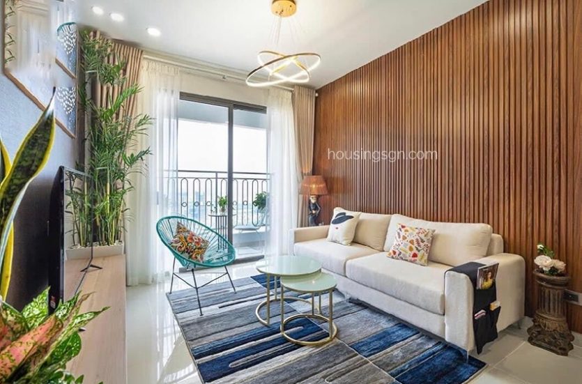 040258 | 2-BEDROOM RIVER VIEW APARTMENT IN SAIGON ROYAL, DISTRICT 4 - LIVING ROOM
