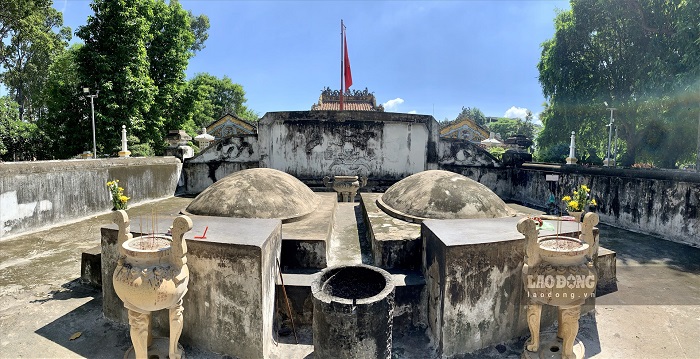 The grave of Ta Quan and his wife