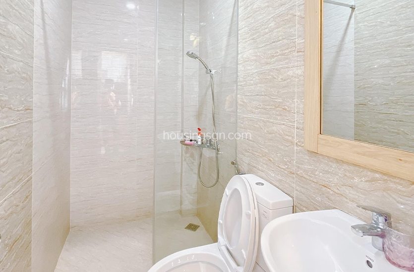 040033 | STUNNING STUDIO SERVICED APARTMENT IN TON THAT THUYET, DISTRICT 4 - REST ROOM