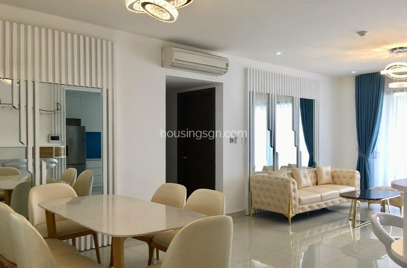 040326 | NEOCLASSICAL 3-BEDROOM APARTMENT IN SAIGON ROYAL, DISTRICT 4 - LIVING ROOM