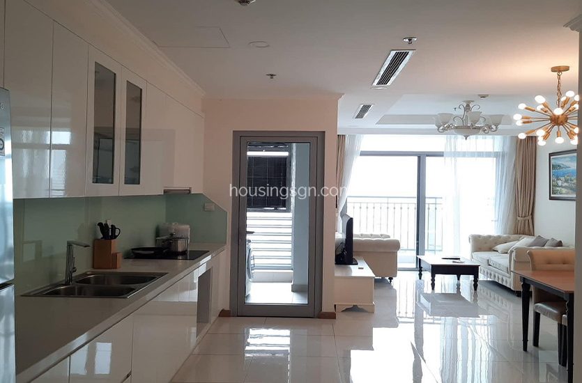 BT0275 | 2-BEDROOM HIGH-CLASS APARTMENT IN VINHOMES CENTRAL PARK, BINH THANH DISTRICT - LIVING ROOM