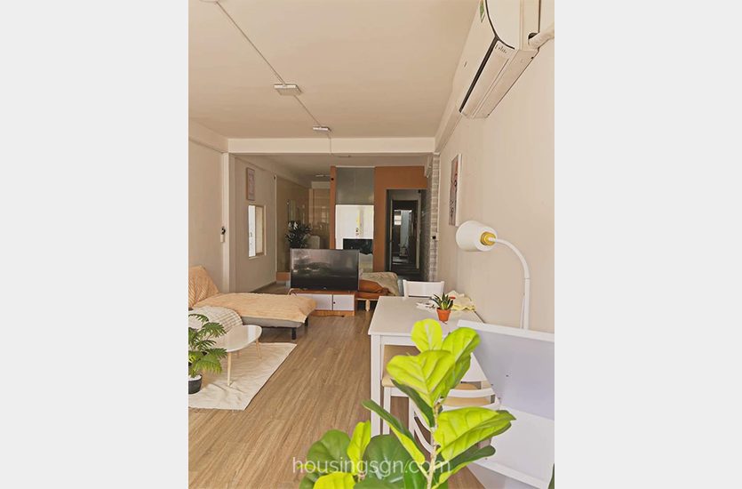 0102138 | LOVELY STREET VIEW 2-BEDROOM APARTMENT FOR RENT IN HEART OF DISTRICT 1